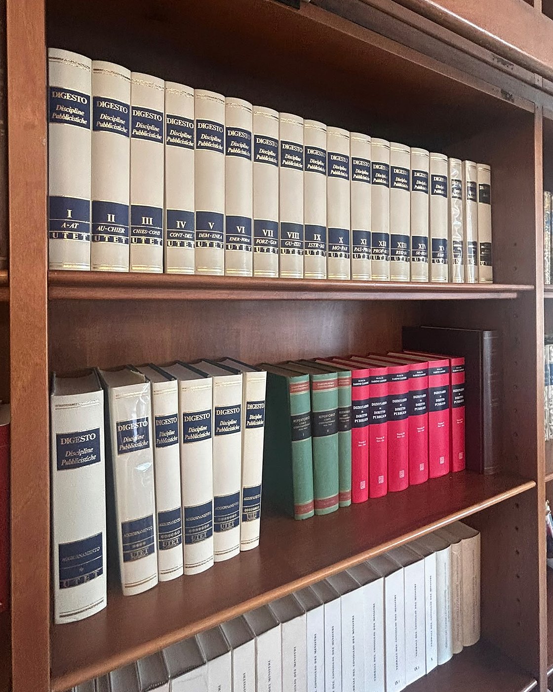 I volumi del Digesto e del Dizionario di diritto pubblico nella libreria dello Studio