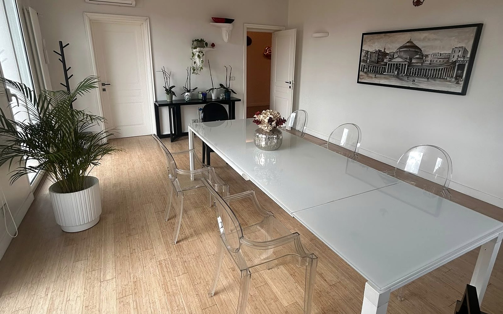 La sala riunioni dello Studio, con il lungo tavolo bianco e le sedie trasparenti