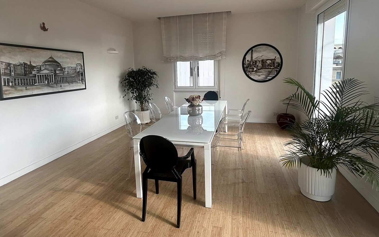 La sala riunioni dello Studio, con il tavolo di lavoro e le stampe di Napoli alle pareti